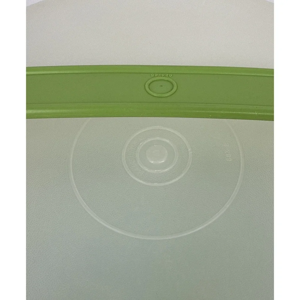 Tupperware cake carrier lime green / white Tupperware w/ handle 683 684 624